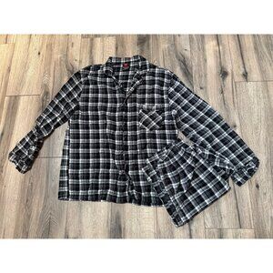 Hanes Men's Medium Black & White Plaid Pajama Set (no pockets on bottoms)